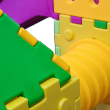 Cubic toy model i2000 – modular game with 1 large slide and 2 houses.