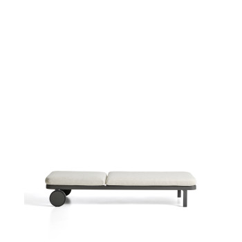 Kionia sunbed in graphite aluminum.