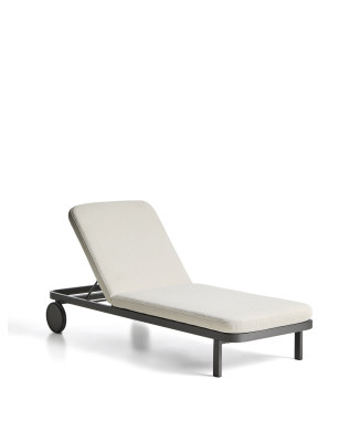 Kionia sunbed in graphite aluminum.