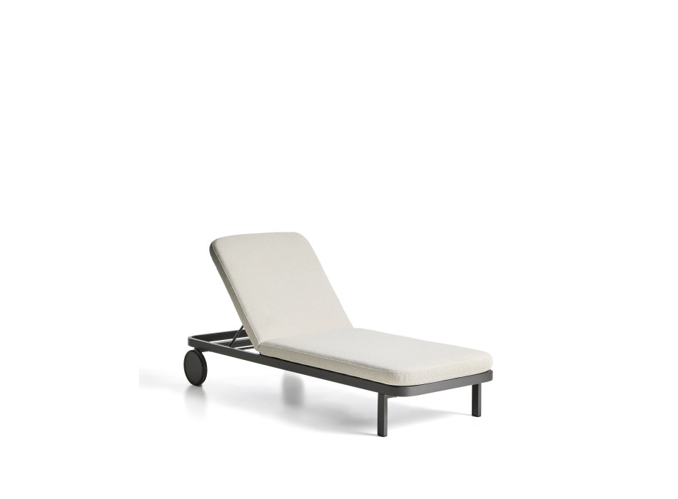 Kionia sunbed in graphite aluminum.