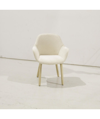 Aleli chair in beige chenille and solid ash wood legs with a natural finish
