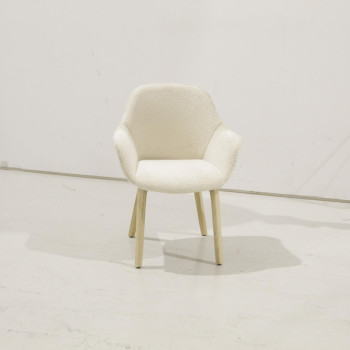 Aleli chair in beige chenille and solid ash wood legs with a natural finish