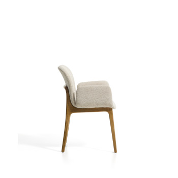 Elnor chair in beige chenille with armrests and legs in solid oak with a natural finish