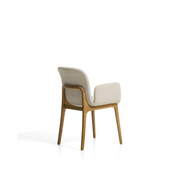 Elnor chair in beige chenille with armrests and legs in solid oak with a natural finish