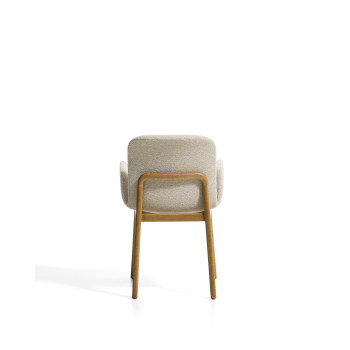 Elnor chair in beige chenille with armrests and legs in solid oak with a natural finish