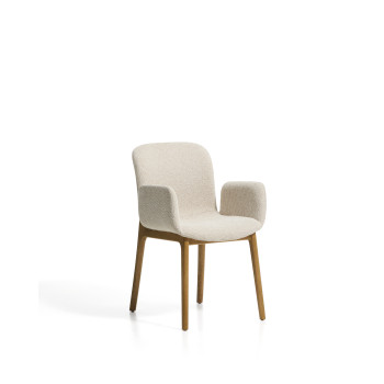 Elnor chair in beige chenille with armrests and legs in solid oak with a natural finish