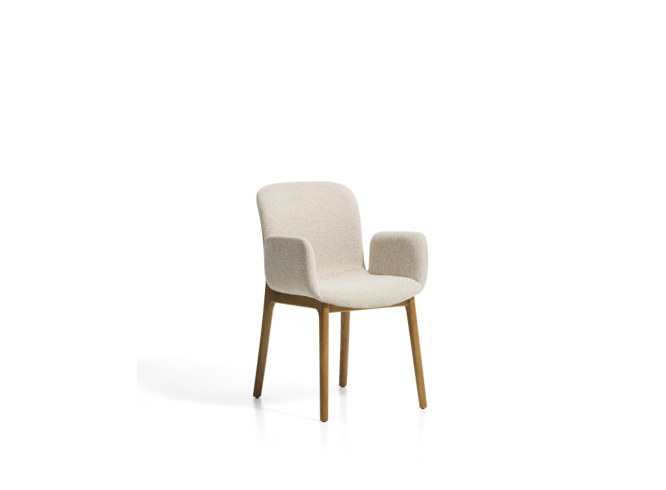 Elnor chair in beige chenille with armrests and legs in solid oak with a natural finish