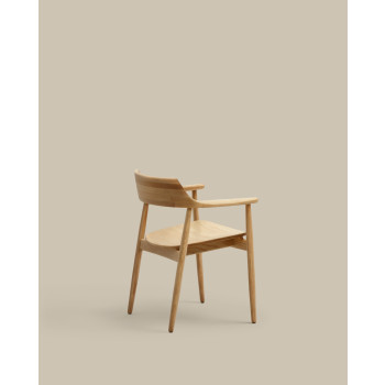 Fondes chair in solid oak wood with a natural finish (FSC Mix Credit).